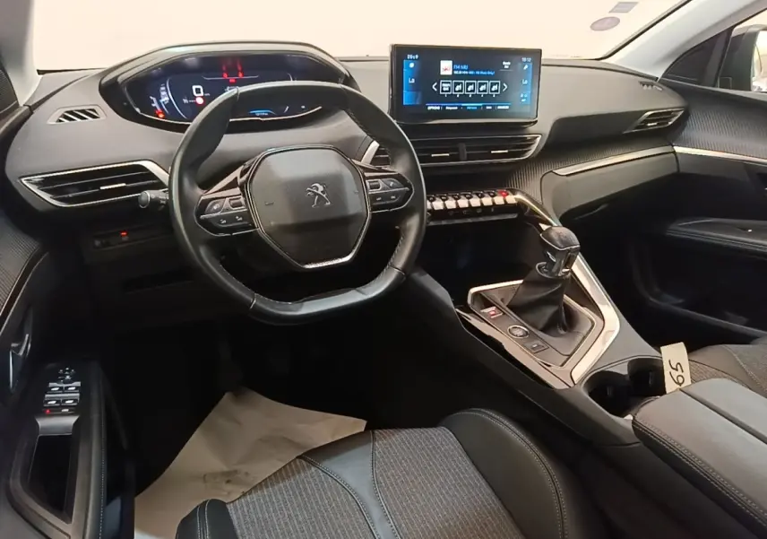 Intérieur noir du Peugeot 3008 PureTech 130 S&S Allure 2021, vue de face sur le volant, tableau de bord et écran tactile central.