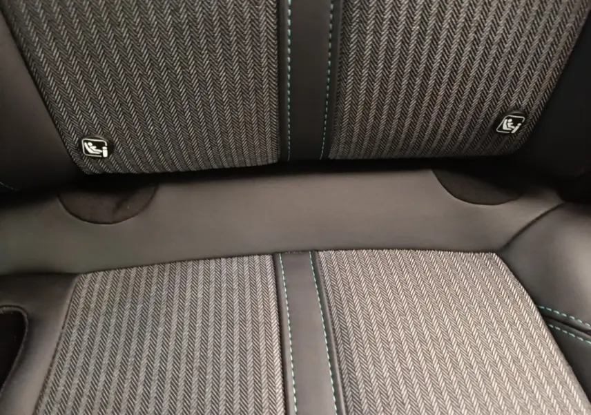 Détail de la banquette arrière tissu gris avec surpiqûres bleues du Peugeot 3008 PureTech 130 S&S Allure 2021.