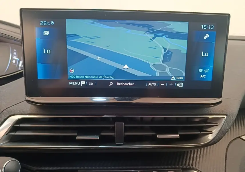 Écran tactile central du tableau de bord du Peugeot 3008 PureTech 130, affichant la navigation en 3D.