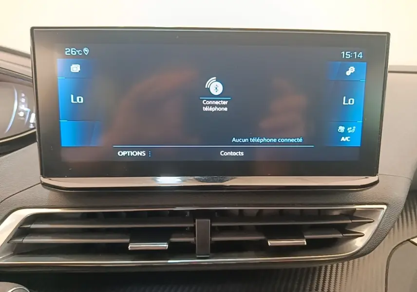 Écran tactile central bleu affichant la connexion Bluetooth dans l'habitacle du Peugeot 3008 PureTech 130 S&S Allure.
