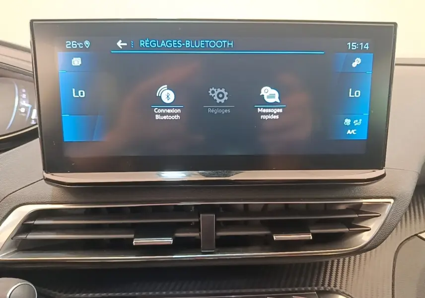 Écran tactile central du tableau de bord du Peugeot 3008 PureTech 130, affichage Bluetooth et climatisation.