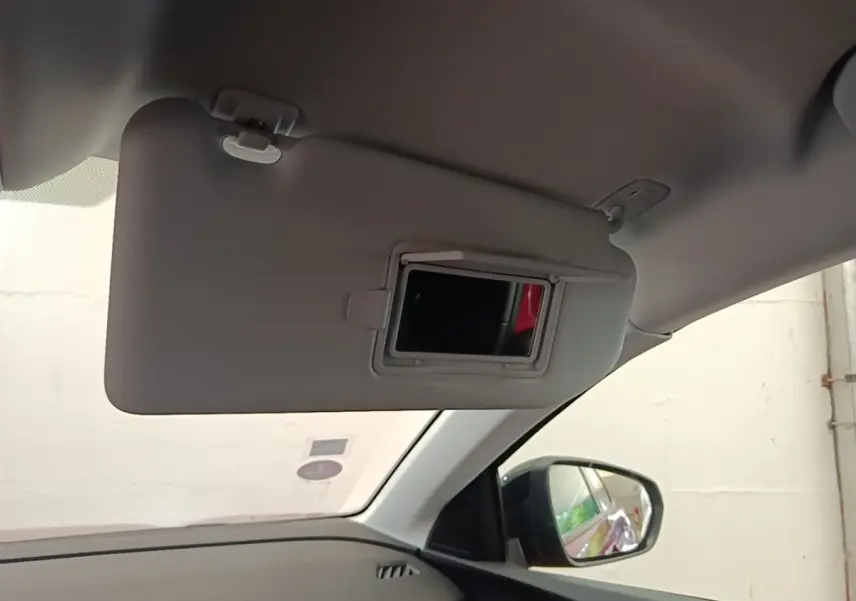 Détail intérieur du pare-soleil côté conducteur avec miroir et rétroviseur extérieur noir visible sur Peugeot 3008.