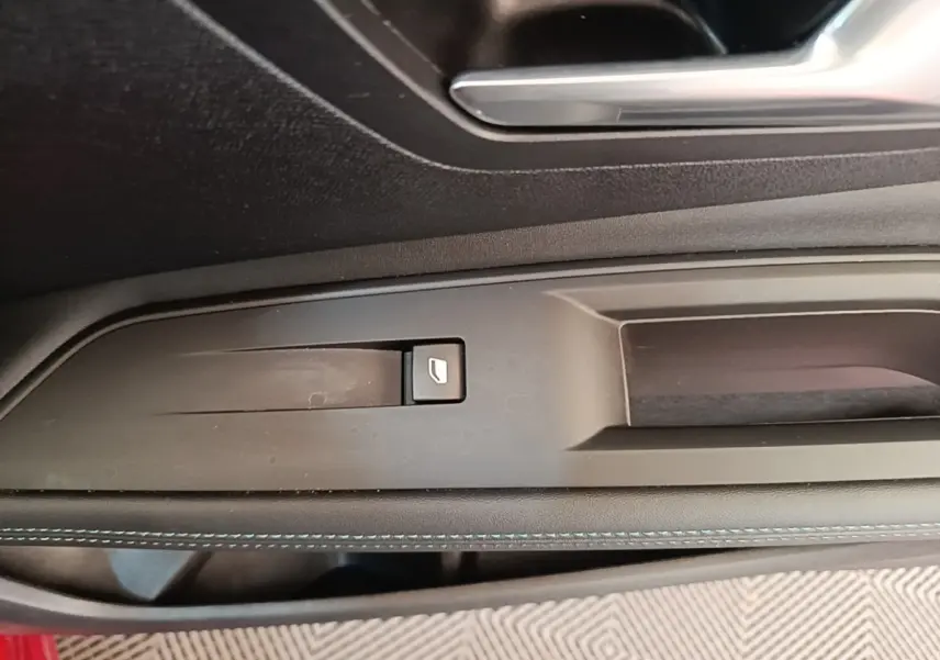 Détail de la commande de lève-vitre sur la porte intérieure côté conducteur d’un Peugeot 3008 2021.