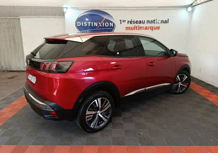 Peugeot 3008 rouge vue 3/4 arrière droit dans un garage avec toit noir et vitres teintées.
