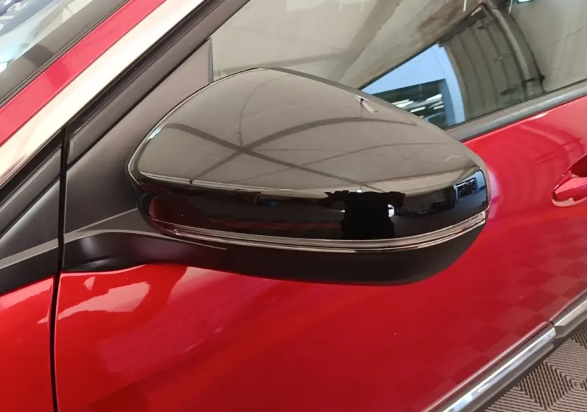 Rétroviseur extérieur droit noir brillant sur Peugeot 3008 rouge, vue rapprochée côté avant droit.