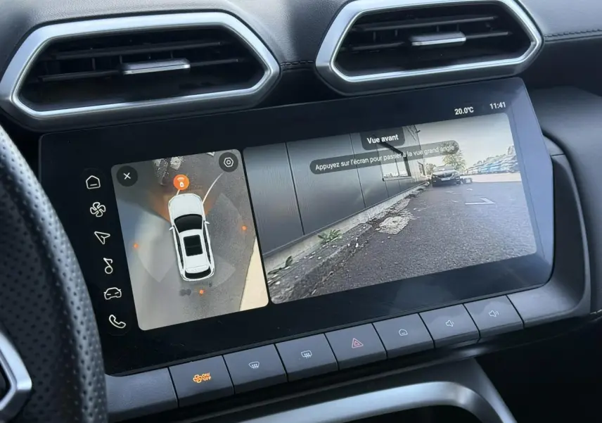 Écran tactile 12,3" du MG ZS Hybrid+ 2025 montrant la caméra 360° et vue avant en intérieur noir.