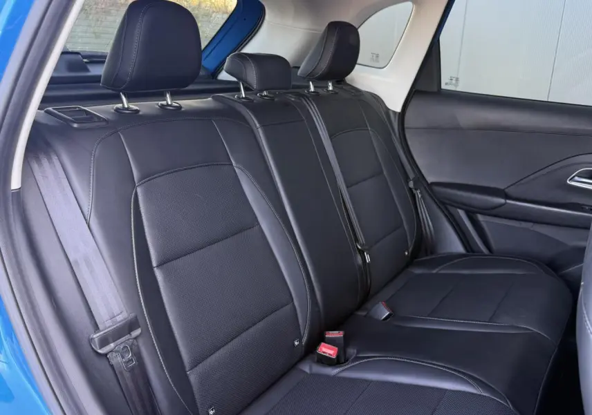 Vue intérieure côté droit des sièges arrière noirs en tissu et similicuir du MG Motor ZS 1.5 Hybrid+ 197 Luxury bleu Como 2025.