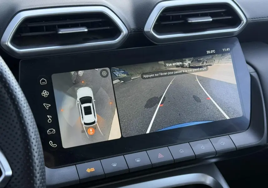 Écran tactile central du MG ZS Hybrid+ 2025 montrant la caméra 360° et la vue arrière en stationnement.