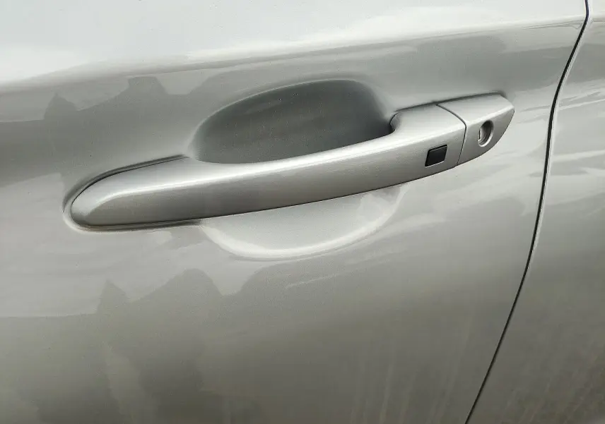 Poignée de porte côté gauche gris métallisé du Hyundai Kona Electric 39 kWh Intuitive Pack 2025.