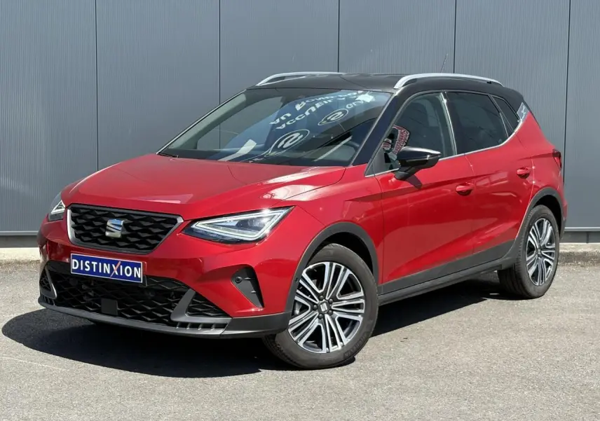 SEAT Arona TSI 110 FR rouge Désir en 3/4 avant avec toit noir contrasté et jantes alliage 17 pouces.