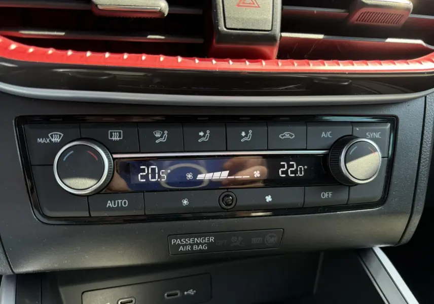 Panneau de climatisation automatique bi-zone du SEAT Arona TSI 110 FR 2024 avec commandes digitales et finition rouge Désir.