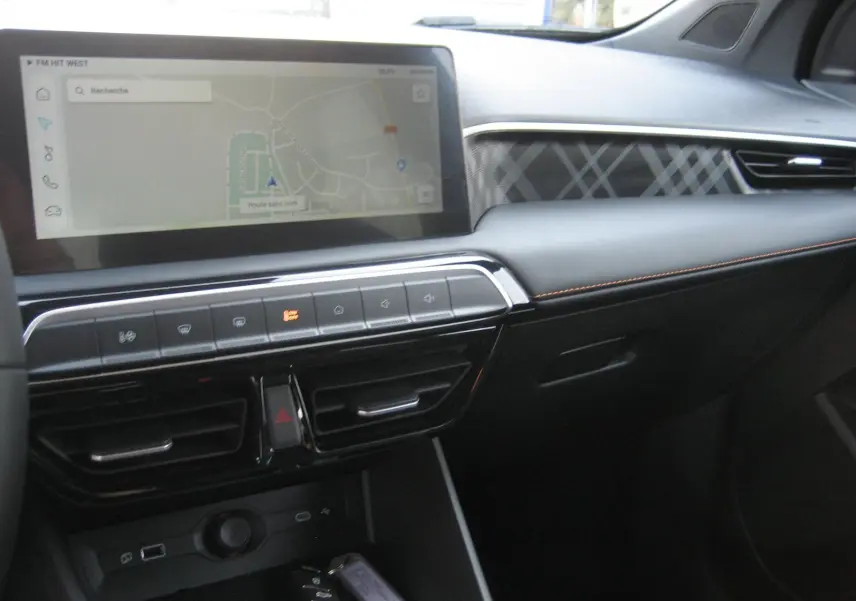 Vue intérieure du tableau de bord du MG3 1.5 HYBRID+ 2024 noir, avec écran tactile et détails en surpiqûres orange.