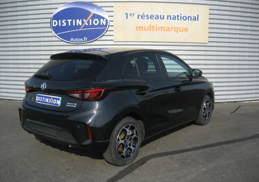 Vue 3/4 arrière droite d'une MG3 noire 2024 hybride avec jantes alliage et feux arrière LED distinctifs.
