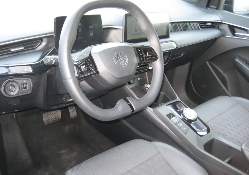 Vue intérieure du poste de conduite du MG3 1.5 HYBRID+ noir 2024, avec volant multifonction et écran tactile central.