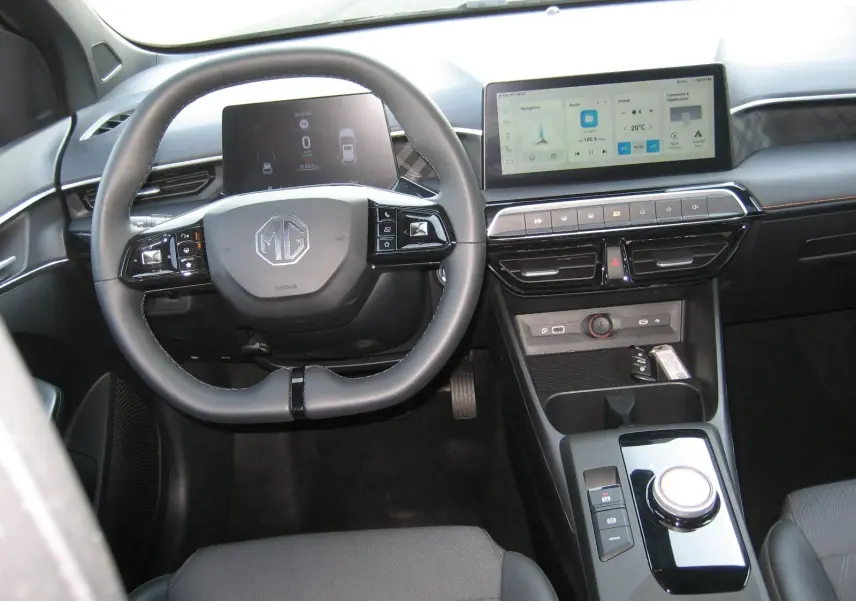 Vue intérieure frontale du tableau de bord noir du MG3 1.5 HYBRID+ 2024 avec écran tactile et volant multifonction.