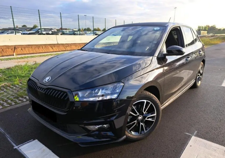 SKODA FABIA Monte Carlo noir Magic vue 3/4 avant droit avec jantes noires et calandre marquée