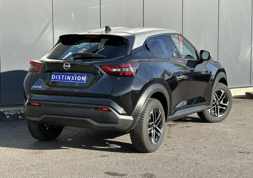 Vue 3/4 arrière droite du Nissan Juke noir avec toit gris et jantes alliage 17 pouces diamantées.