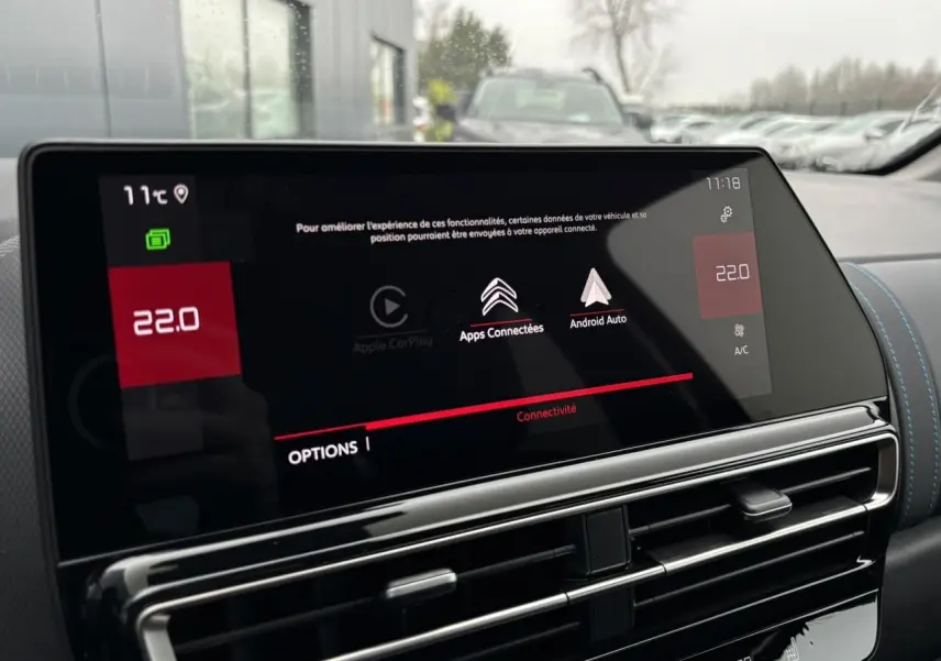 Vue rapprochée de l’écran tactile central du Citroën C5 Aircross 2025 avec interface connectée et surpiqûres bleues visibles.