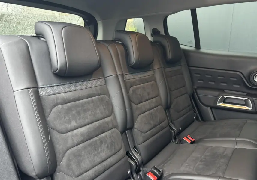 Vue intérieure des trois sièges arrière noirs en Alcantara et tissu effet cuir du Citroën C5 Aircross 2025, finition Urban Black.
