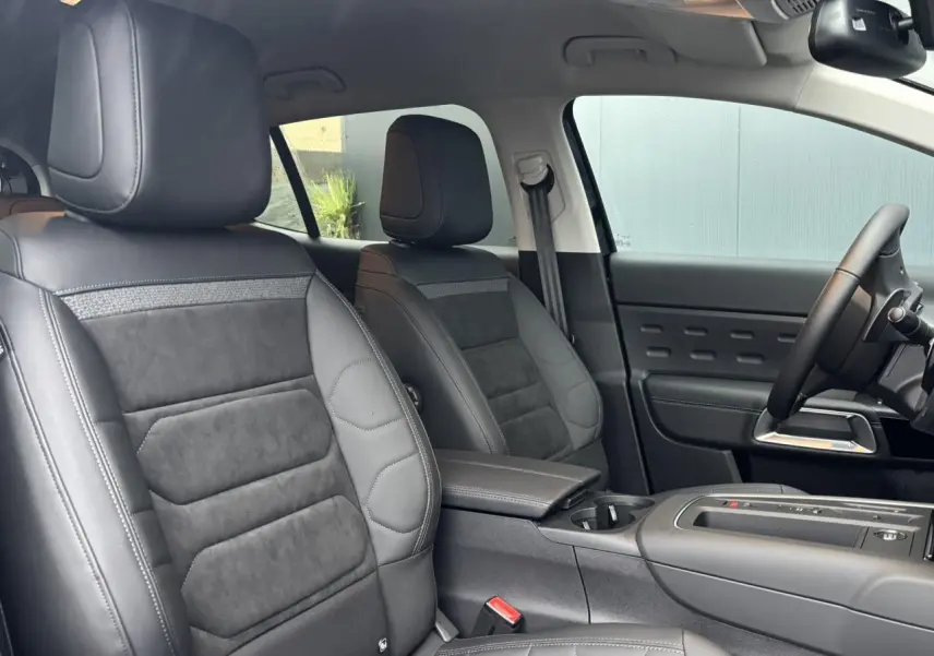 Vue intérieure côté droit des sièges avant en Alcantara noir et tissu effet cuir du Citroën C5 Aircross blanc 2025 avec console centrale.