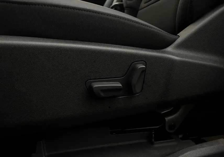 Détail des commandes électriques de réglage du siège conducteur en Alcantara noir du Citroën C5 Aircross 2025.
