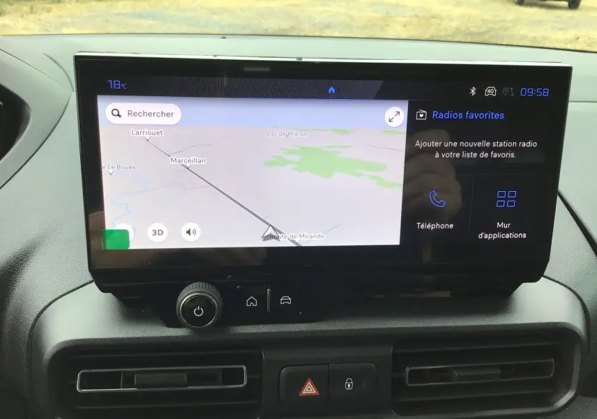 Écran tactile central du tableau de bord du Peugeot Partner XL 2026 affichant la navigation GPS et les options radio.