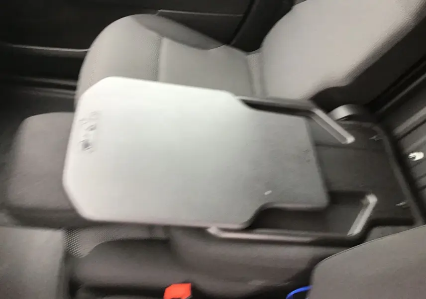 Vue intérieure du siège passager du Peugeot Partner XL blanc, mettant en valeur la tablette rabattable intégrée au dossier.