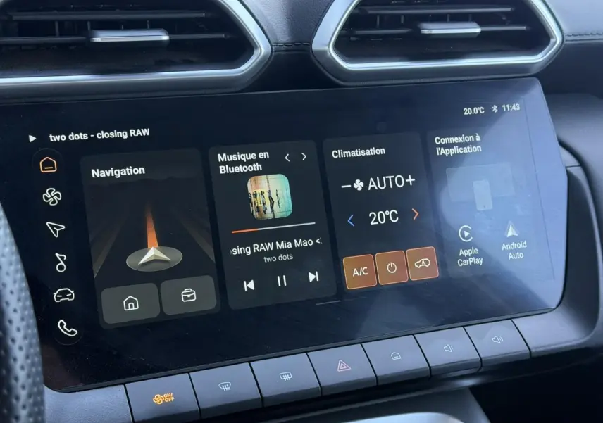 Écran tactile central du MG ZS 1.5 Hybrid+ 197 Luxury affichant navigation, musique Bluetooth et climatisation à 20°C.