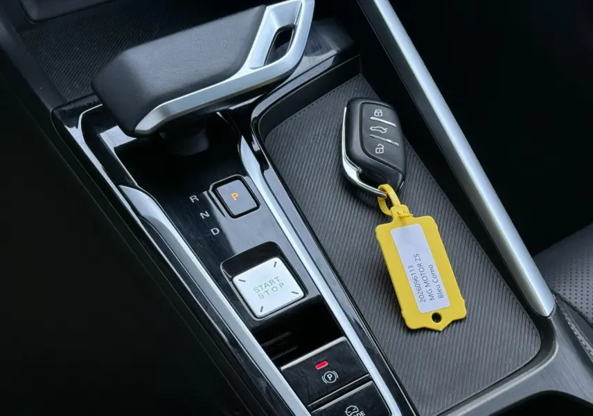 Gros plan sur la console centrale avec levier de vitesse, bouton start/stop et clé du MG ZS Hybrid+ Bleu Como.
