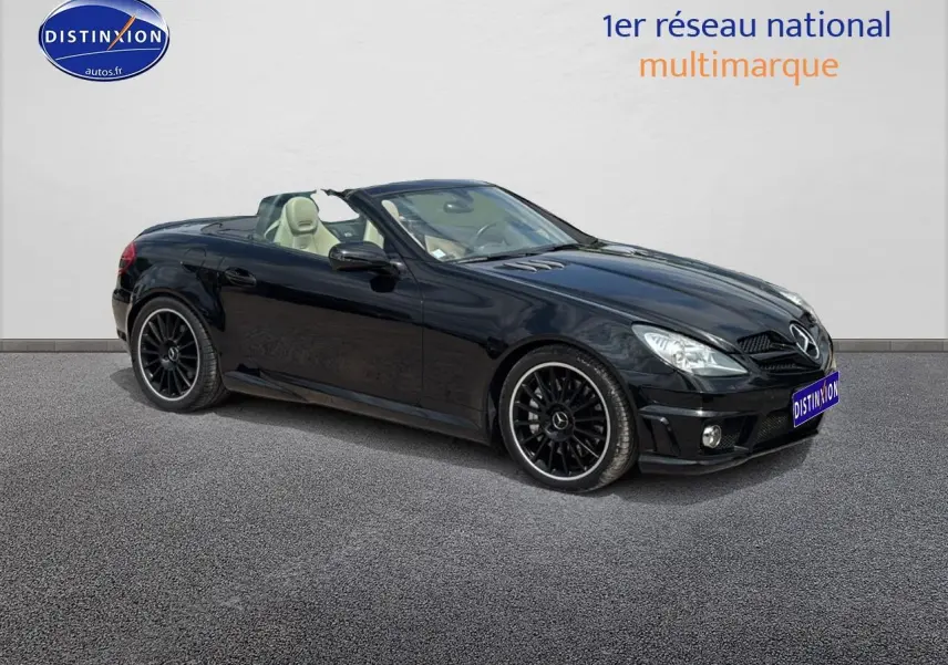 Mercedes SLK 55 AMG 7G-Tronic noire vue 3/4 avant droit, capote ouverte et jantes alliage noires sportives.