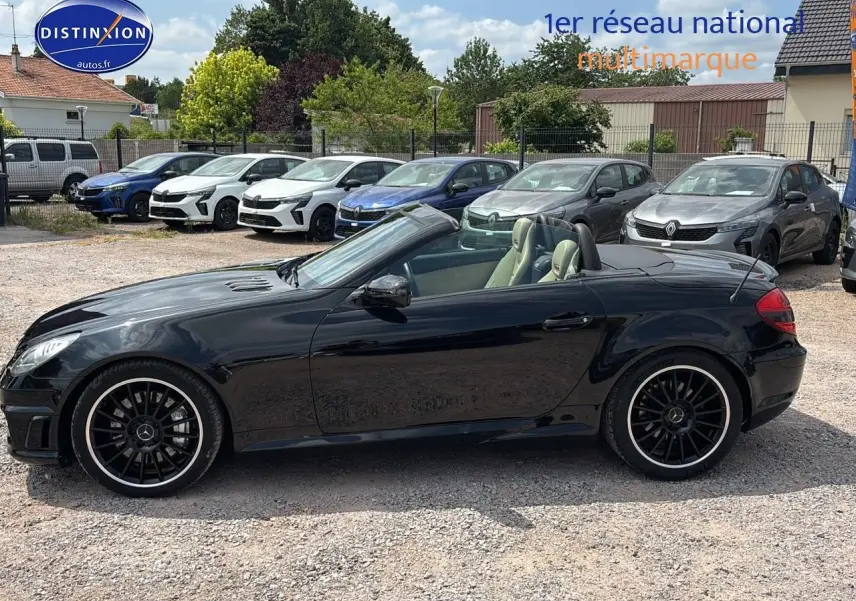 Mercedes SLK 55 AMG 7G-Tronic noir vue de profil côté gauche, capote ouverte et jantes alu noires sportives.