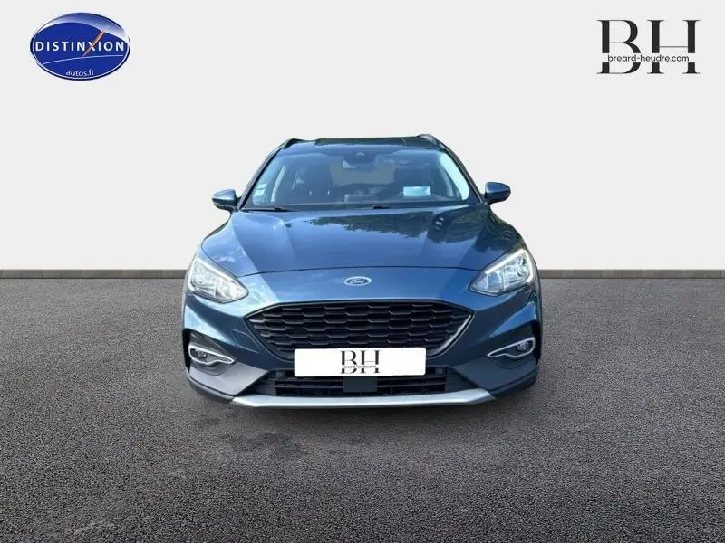 Vue frontale d'une Ford Focus 1.5 EcoBlue bleu azur métallisé avec calandre noire et phares LED intégrés.