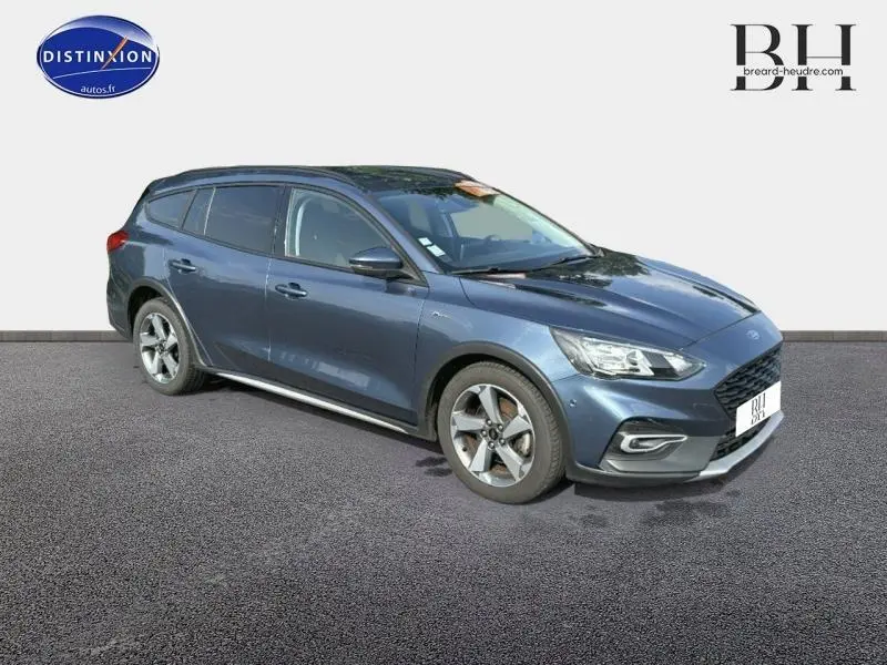 Ford Focus 1.5 EcoBlue bleu azur métallisé vue 3/4 avant droit avec jantes alu et vitres arrière surteintées