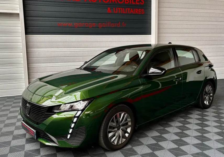 Peugeot 308 PureTech 110 S&S ACTIVE PACK vert, vue 3/4 avant droit avec feux LED verticaux distinctifs.