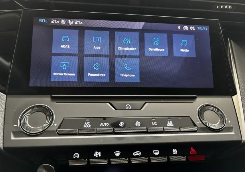 Écran tactile central affichant les réglages climatisation et médias dans une Peugeot 308 2022 PureTech 110 S&S Active Pack.