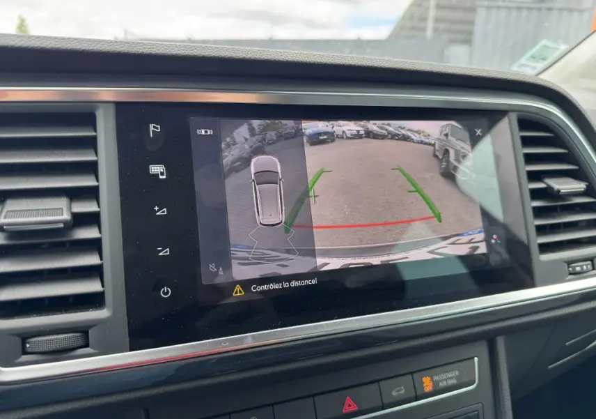 Écran tactile central du tableau de bord montrant la caméra de recul du SUV SEAT Ateca noir en marche arrière.