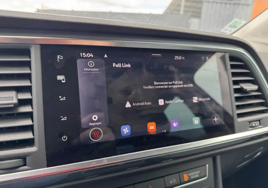 Écran tactile central du tableau de bord d'une SEAT Ateca 2023 noir, affichant le menu Full Link avec Android Auto et Apple CarPlay.