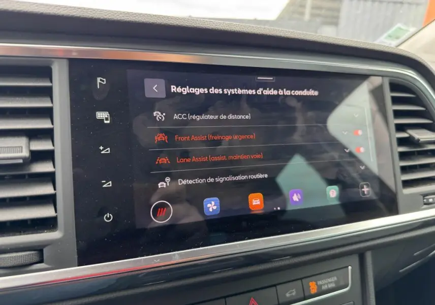 Écran tactile central du tableau de bord du SEAT Ateca 2023 noir, affichant les réglages d'aide à la conduite.
