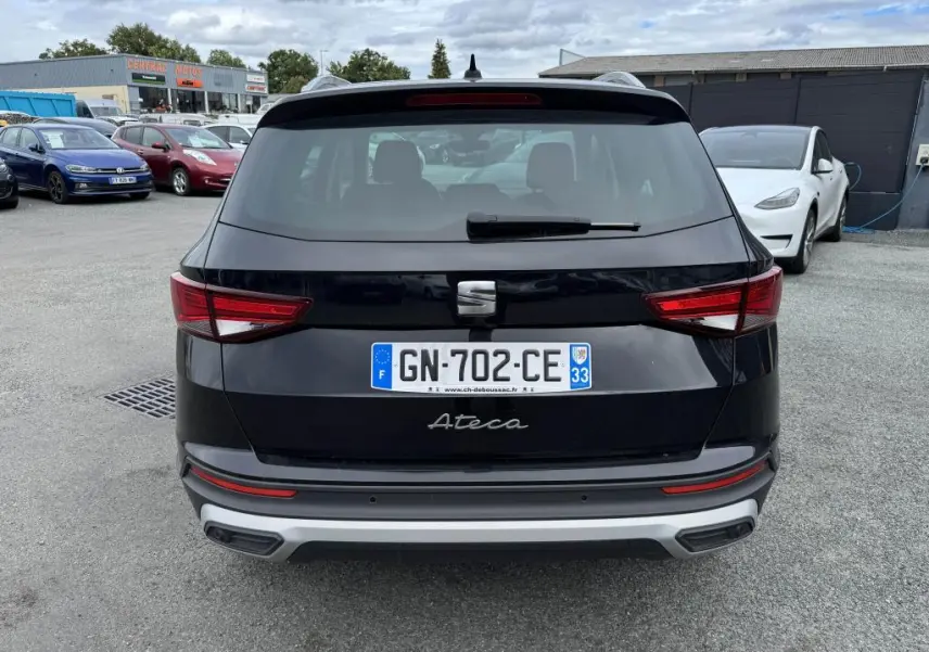 Vue arrière d'un SUV SEAT Ateca noir 2023 avec feux LED et double sortie d'échappement intégrée.