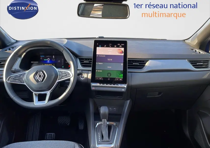 Intérieur du Renault Captur E-Tech Hybrid 2025, vue frontale du tableau de bord avec écran tactile vertical et volant multifonction.
