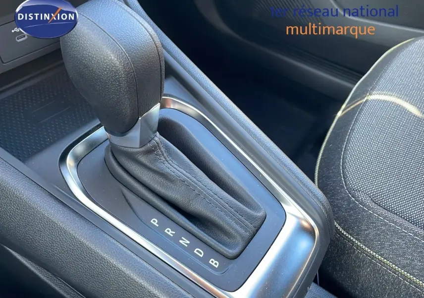 Le levier de vitesses automatique en cuir noir du Renault Captur E-Tech Hybrid 2025, vue rapprochée côté droit.