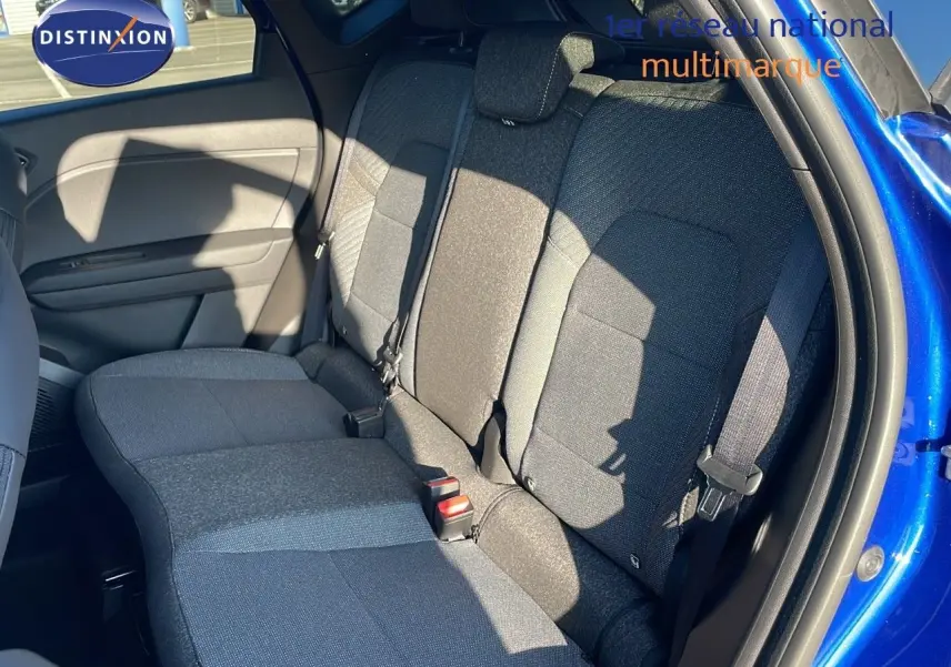 Vue côté droit des sièges arrière en tissu gris du Renault Captur E-Tech Hybrid 2025 bleu iron metal avec toit gris.