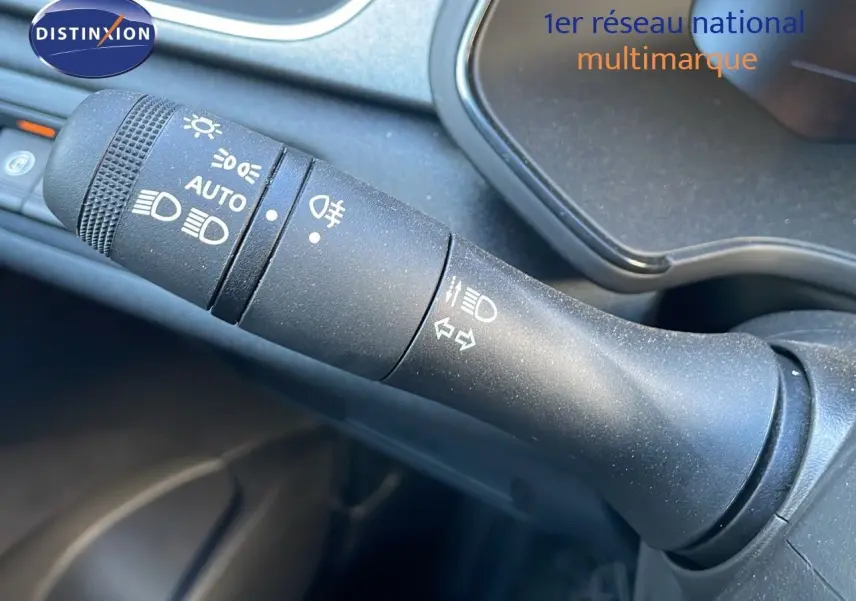 Gros plan sur la commande des feux et clignotants dans l'habitacle du Renault Captur E-Tech 2025.