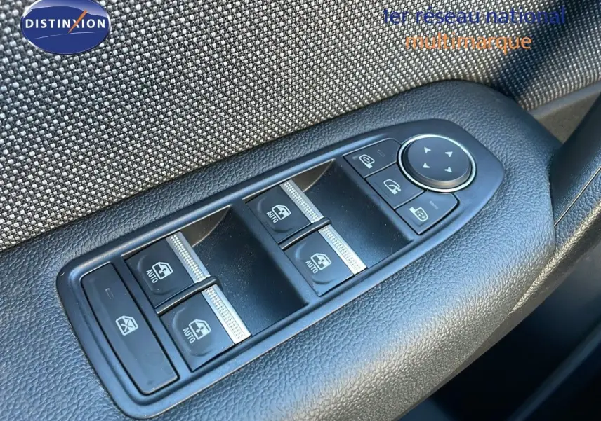 Panneau de commandes des vitres électriques et rétroviseurs côté conducteur sur Renault Captur E-Tech hybride 2025.