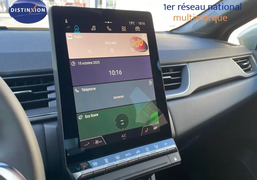 Vue intérieure du tableau de bord du Renault Captur E-Tech Hybrid 2025 avec écran tactile vertical et finition gris noir.
