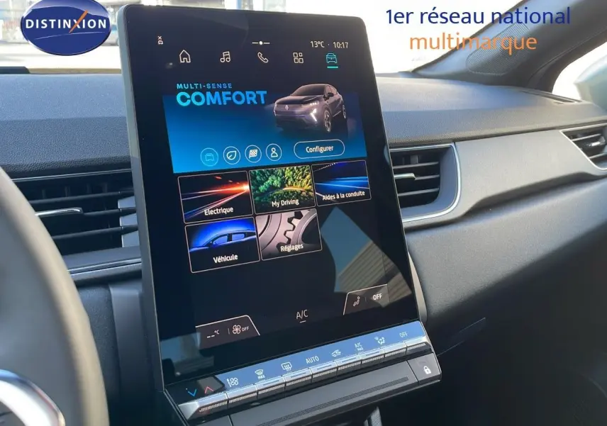 Écran tactile vertical du tableau de bord du Renault Captur E-Tech hybride 2025, ambiance moderne et épurée.