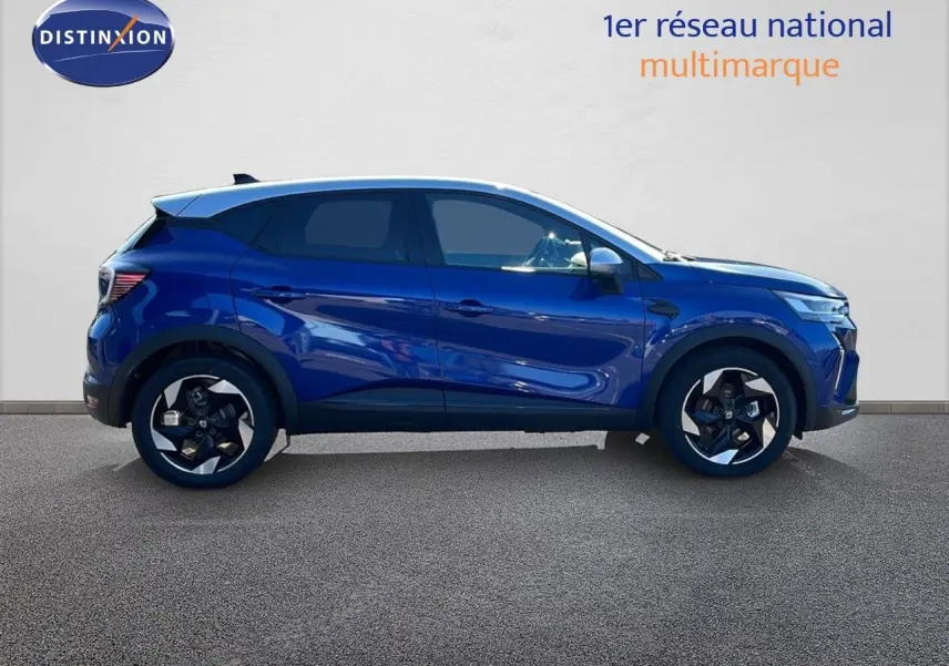 Profil côté gauche d'un Renault Captur 2025 bleu Iron Metal avec toit gris, version E-Tech hybride essence.