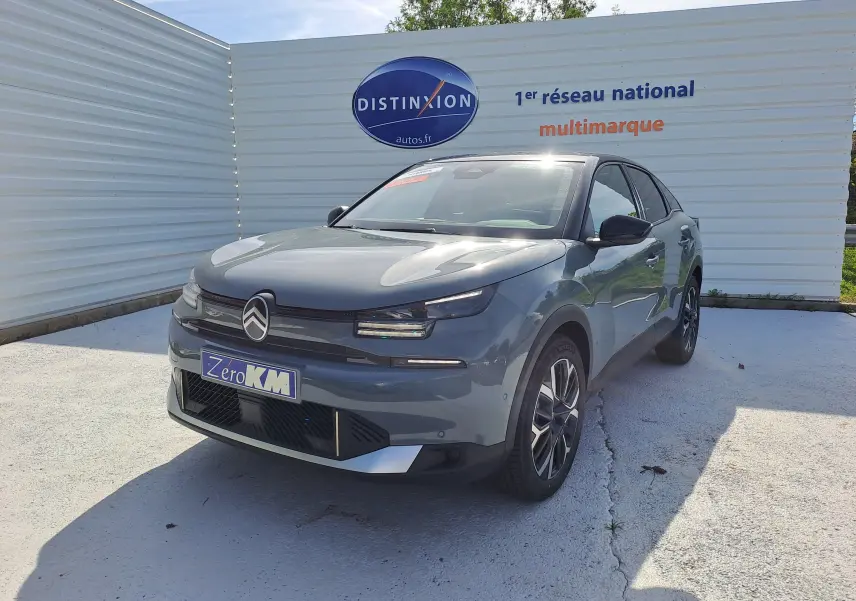 Citroën C4 hybride 2025 Manhattan Green vue 3/4 avant droit, avec calandre distinctive et jantes modernes.