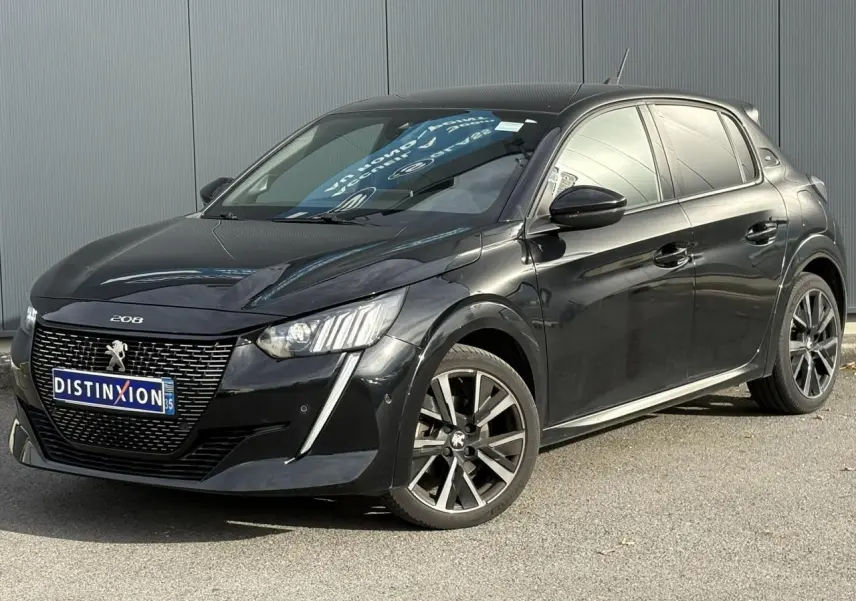 Peugeot 208 noir perla vue 3/4 avant droit avec jantes alliage et signature lumineuse LED verticale