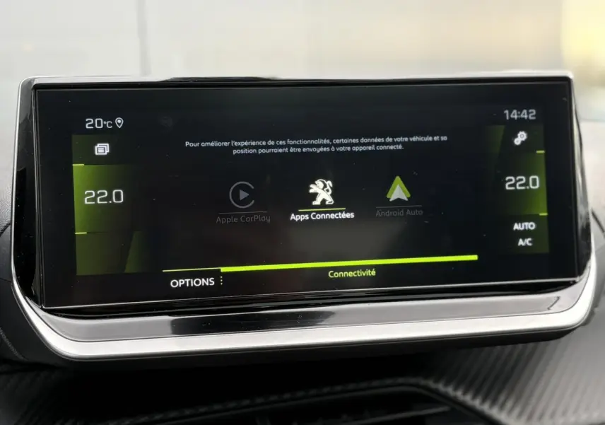 Écran tactile 10 pouces du système multimédia Peugeot 208 GT affichant la connectivité Apple CarPlay et Android Auto.